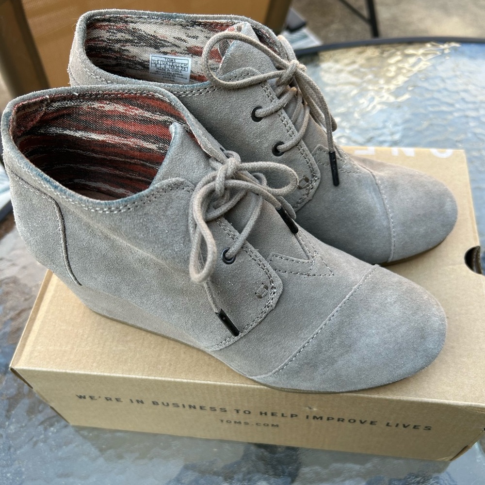 Toms size 8 women’s dessert wedge taupe classic lace tie booties NIB